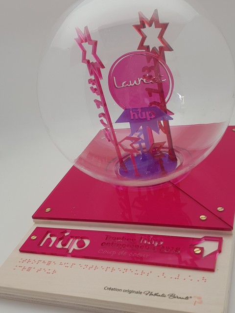 Réalisation de Trophées H'UP 2018, Trophée en forme de sphère, montage sur bois et Crystalite, avec inscription braille gel.