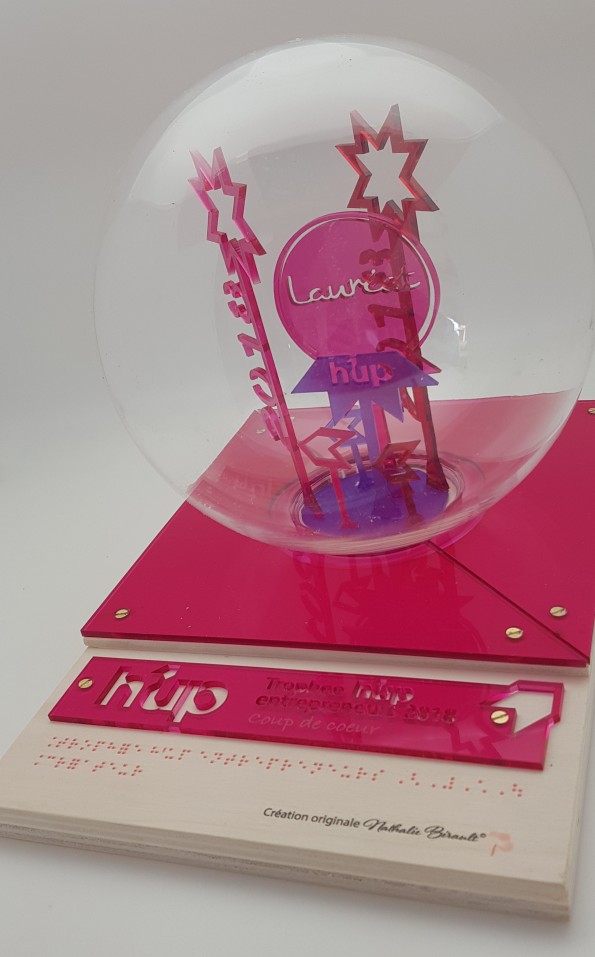 Réalisation de Trophées H'UP 2018, Trophée en forme de sphère, montage sur bois et Crystalite, avec inscription braille gel.