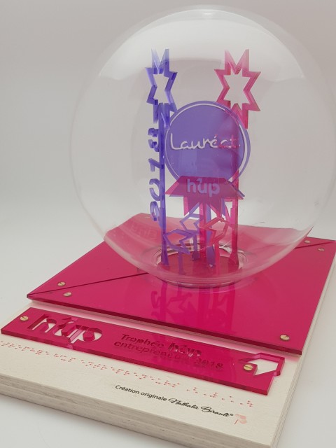 Réalisation de Trophées H'UP 2018, Trophée en forme de sphère, montage sur bois et Crystalite, avec inscription braille gel.