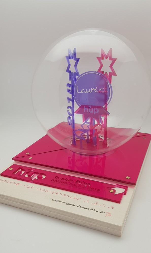 Réalisation de Trophées H'UP 2018, Trophée en forme de sphère, montage sur bois et Crystalite, avec inscription braille gel.